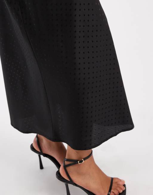 New Look Curve - Sort midinederdel med polkaprikker og skråsnit i satin, 2 af 5