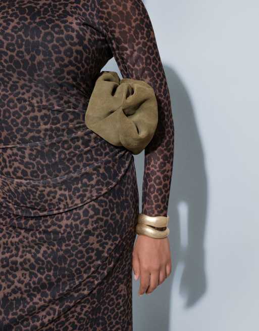 New Look Curve - vestido midi de malla fruncida con estampado de leopardo marrón, 2 de 8