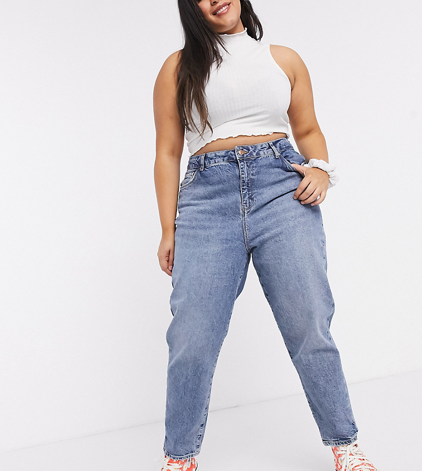 Plus-size jeans by New Look Wear, wash, repeat High rise Belt loops Five pockets Relaxed, tapered fit Cut loosely around the thigh with a narrow shape through the leg