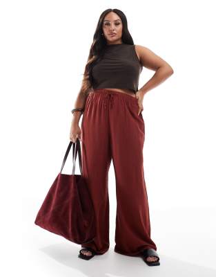 New Look Curve - Weit geschnittene Hose in Rostrot mit Knitterstruktur-Braun