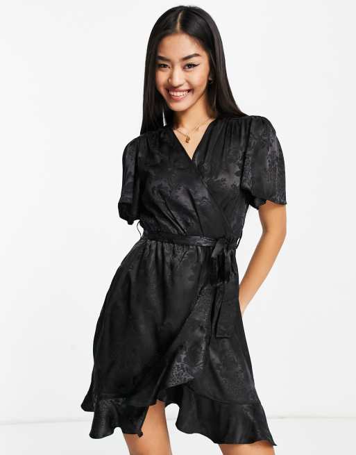 New Look – Czarna satynowa sukienka kopertowa