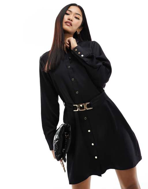New Look – Czarna satynowa sukienka koszulowa mini z paskiem z klamrą
