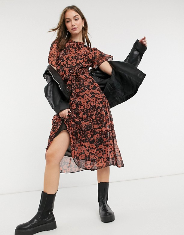 New Look – Czarna wzorzysta sukienka midi z marszczonym dekoltem Czarny we wzÓr Cieszyć Się 