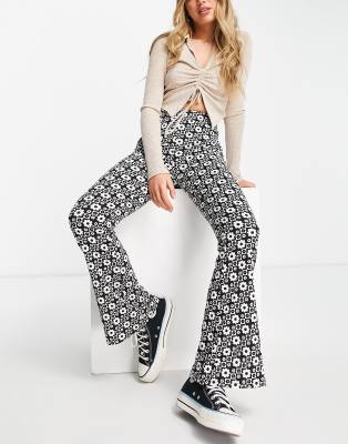 New Look – Czarne dzwony w stylu lat 70. w drobny kwiatowy wzór