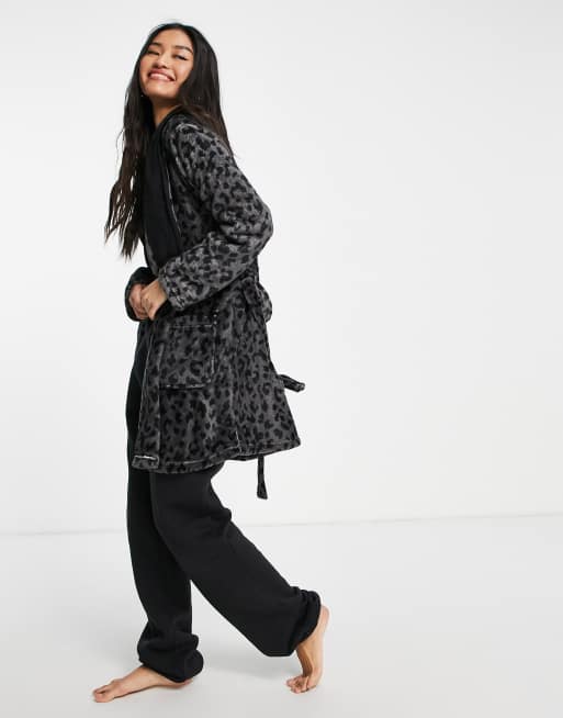New Look – Czarny puszysty szlafrok w zwierzęcy wzór