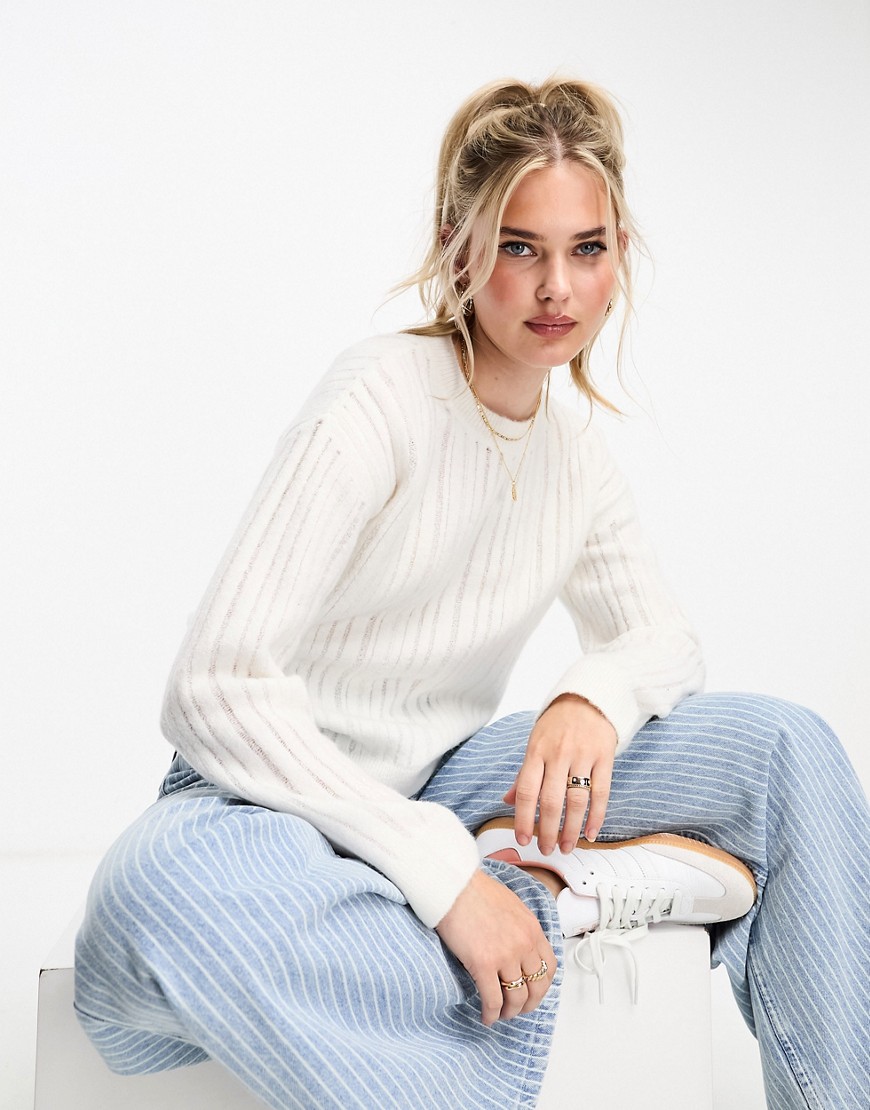 New Look distressed knitted jumper in off white-Blue