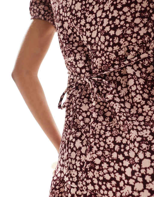 New Look ditsy floral crinkle mini dress in pink, 3 of 4
