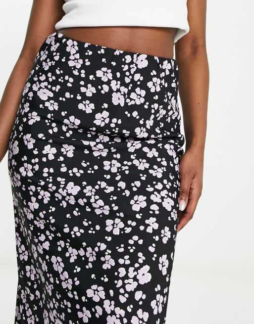 Black and white outlet skirt flowers