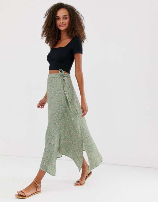 New Look ditsy floral midi skirt in green pattern