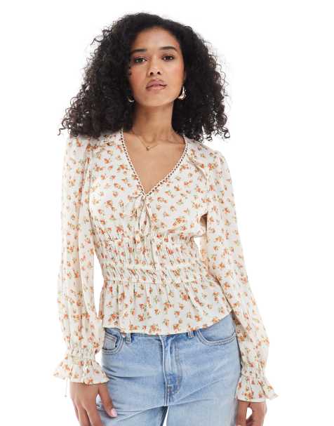 New Look ditsy floral v-neck tea top in cream - view 1