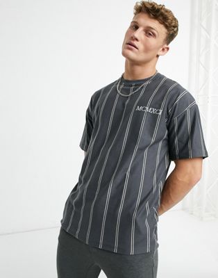 New Look – Dunkelgraues T-Shirt mit vertikalen Streifen und MCMXCI-Motiv mit Stickerei