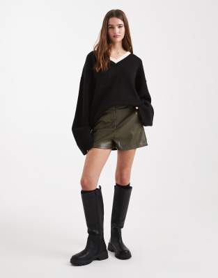 New Look - Elegante Shorts aus Kunstleder in dunklem Khaki-Grün