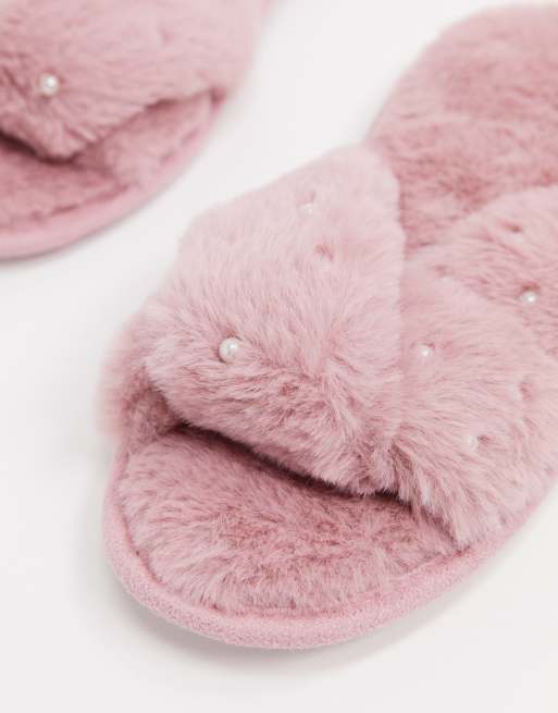 Fluffy sliders new on sale look