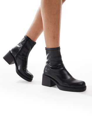 New Look - Eng anliegende Stiefel in Schwarz mit dicker Sohle