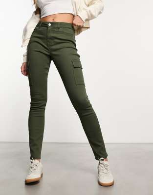 New Look - Enge Cargo-Jeans in Khaki-Grün