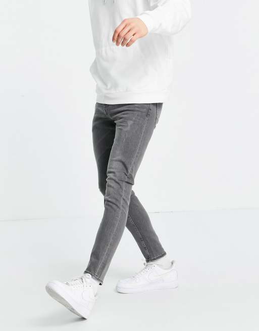 New Look – Enge Jeans mit Kette in Grau