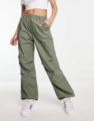 New Look - Fallschirmhose in hellem Khaki-Grün