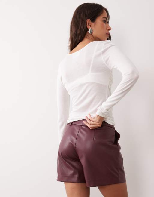 New Look faux leather tailored short in burgundy, 4 of 5