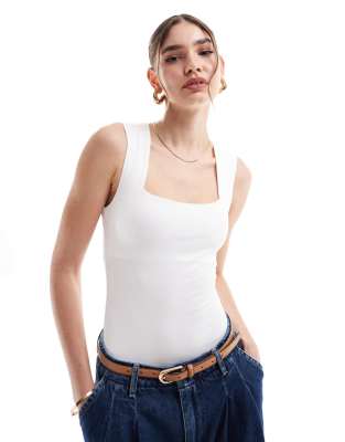 New Look - Figurbetonter Body in Weiß mit eckigem Ausschnitt