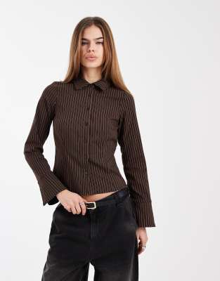 New Look - Figurbetontes Hemd aus Bengaline in Braun gestreift-Brown