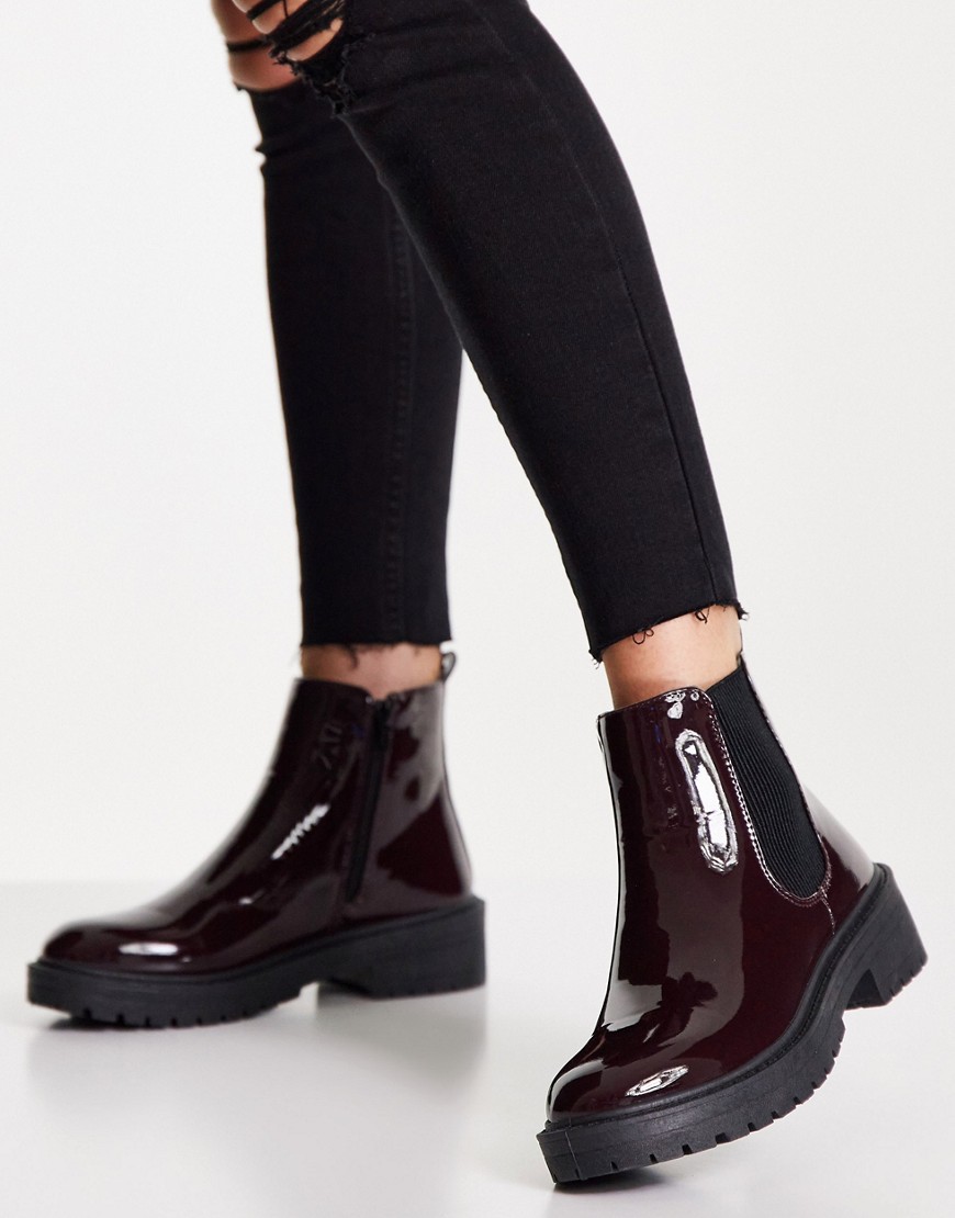 New Look – Flache Chelsea-Stiefel in burgunderroter Lackoptik mit dicker So günstig online kaufen
