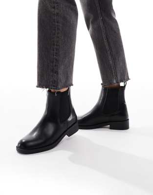 New Look - Flache Chelsea-Stiefel in Schwarz