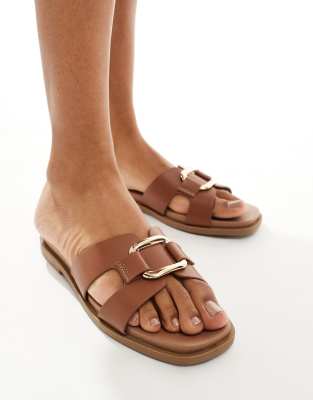 New Look - Flache Sandalen in Braun mit überkreuztem Riemen und Schnallendetail-Brown