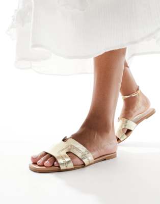 New Look - Flache Sandalen in Gold mit Cut-Out-Goldfarben