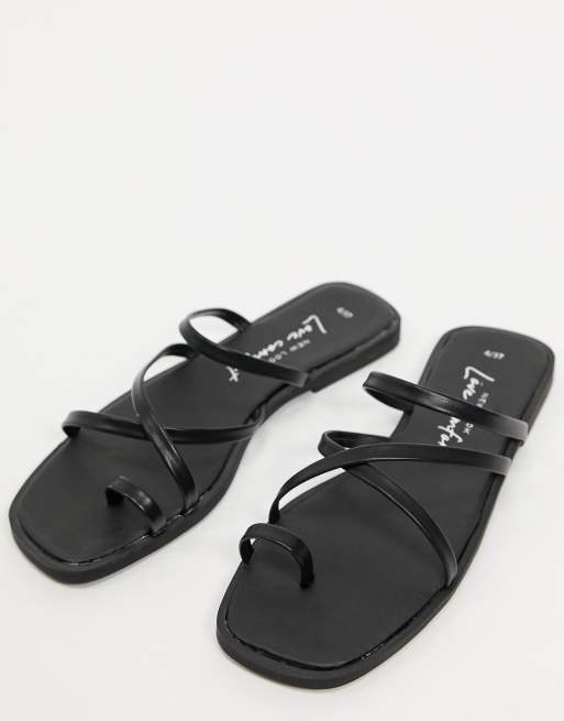 New Look – Flache Sandalen mit Riemchendesign und Zehenschlaufe in Schwarz
