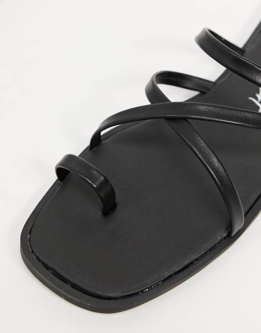 New Look – Flache Sandalen mit Riemchendesign und Zehenschlaufe in Schwarz, 3 von 4