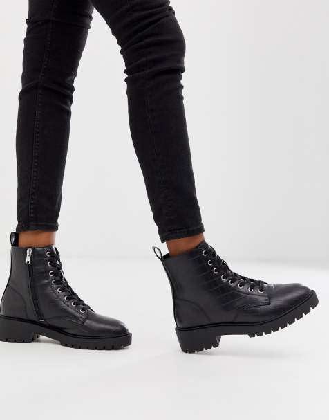 New Look – Flache Schnürstiefel in Krokoschwarz
