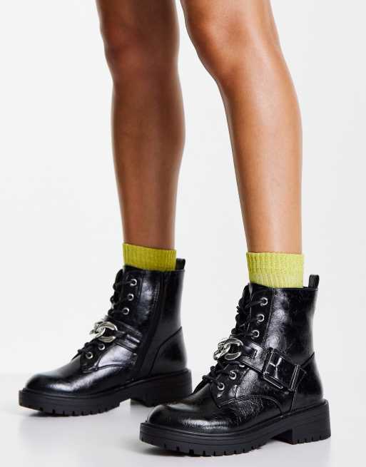 New Look – Flache Schnürstiefel in Schwarz mit Kettendetail