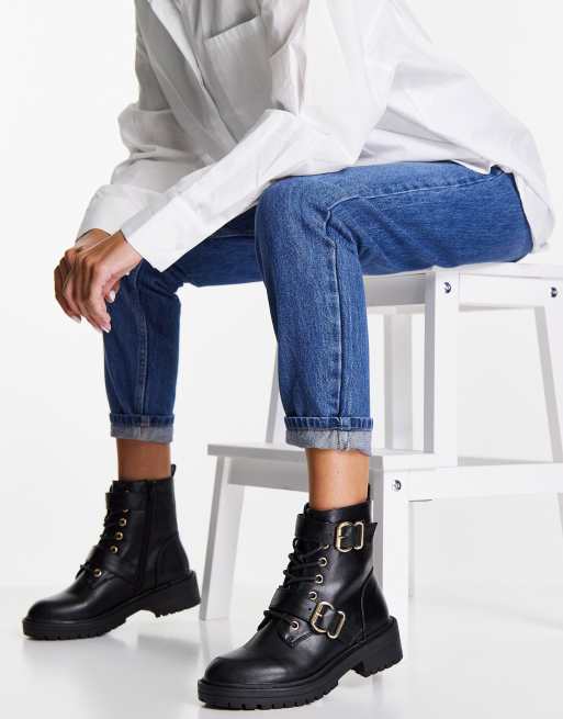 New Look – Flache Schnürstiefel in Schwarz mit Schnallendetail