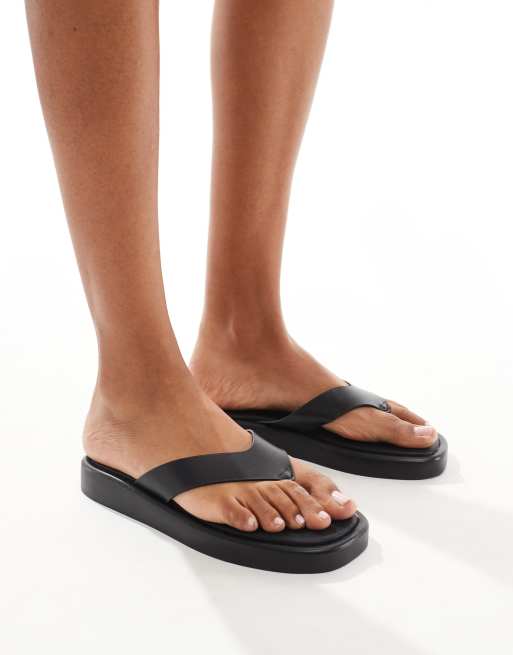 New Look - Flade sandaler med tårem i sort
