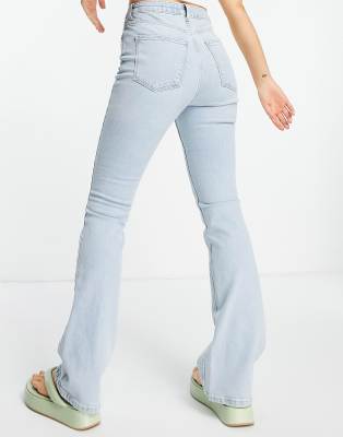 New Look - Flared jeans in lichtblauw | ASOS