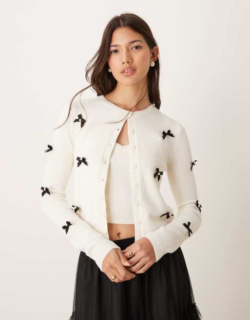 New Look – Flauschige Strickjacke in Cremeweiß mit Schleifendetails und Rundhalsausschnitt, Kombiteil