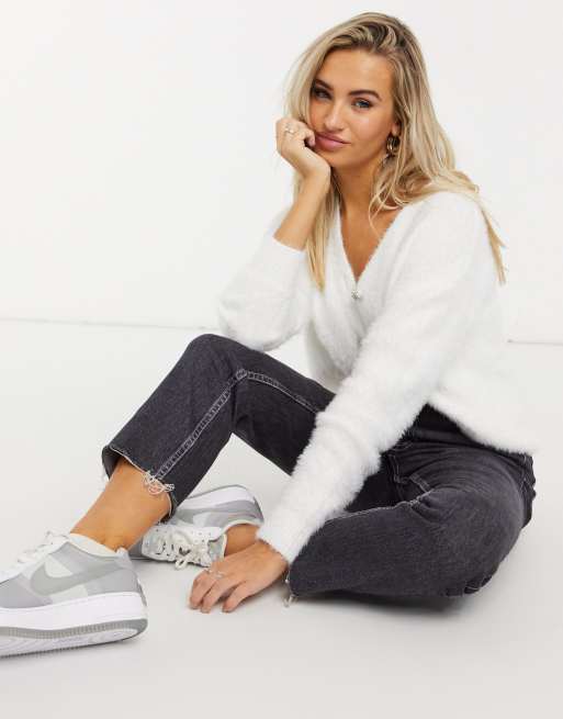 New Look – Flauschige Strickjacke mit Zierknöpfen in Cremeweiß, 4 von 4