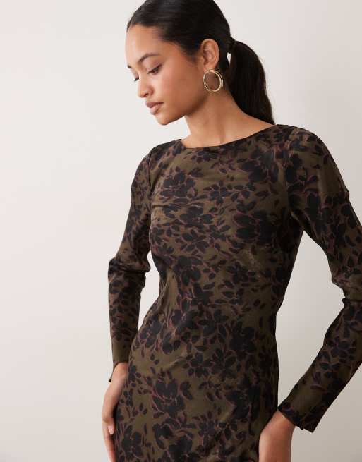 New Look flocked long sleeve midi dress in black, 2 of 4