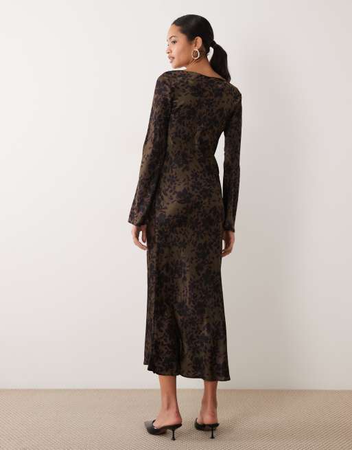 New Look flocked long sleeve midi dress in black, 3 of 4