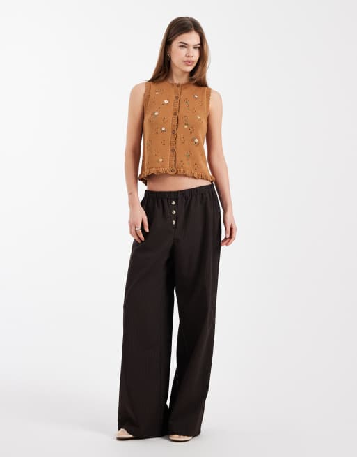 New Look floral stitch knitted waistcoat in brown, 2 of 4