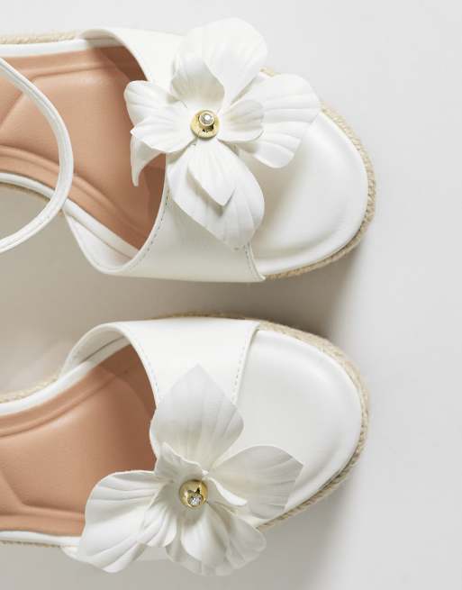 New Look flower detail espadrille wedges in off white, 3 of 4
