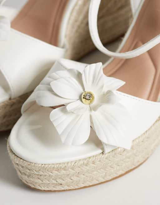 New Look flower detail espadrille wedges in off white, 4 of 4
