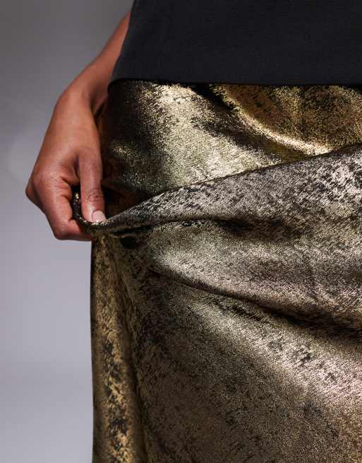New Look foil metallic satin midi skirt in gold, 4 of 5