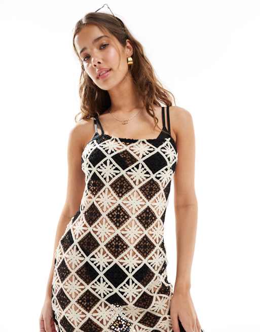 New Look Gehaakte strandjurk met vierkant patroon in zwart en