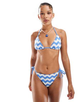New Look - Gehäkelte Bikinihose in Blau mit seitlichen Bindebändern und Wellenmuster