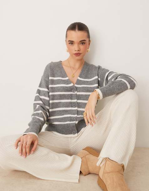 New Look – Geknöpfte Strickjacke in gestreiftem Grau - view 1
