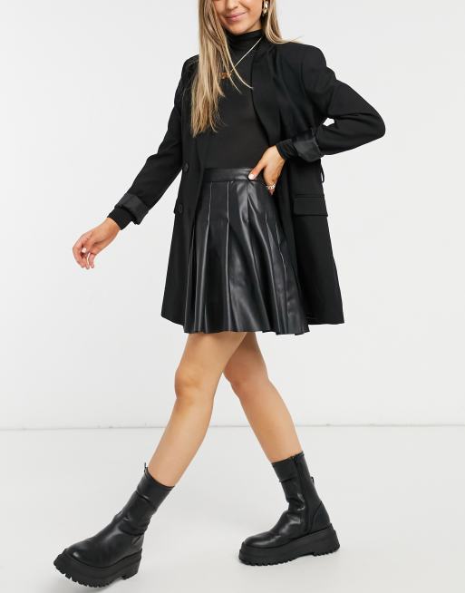 New Look - Geplooide minirok in zwarte leerlook
