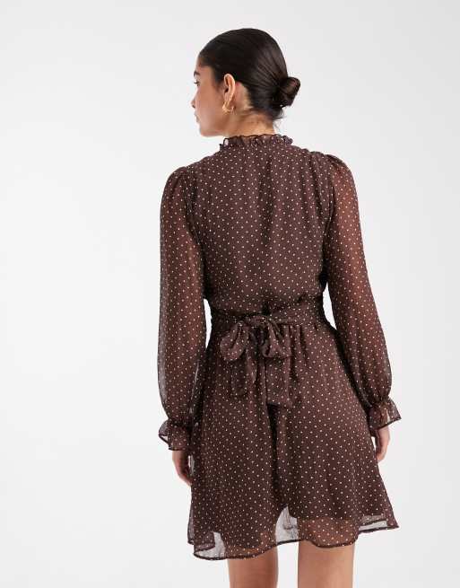 New Look – Gepunktetes Minikleid aus Chiffon in Braun mit geraffter Taille, 4 von 4