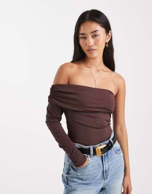 New Look - Geraffter Body in Braun mit einem Ärmel-Brown