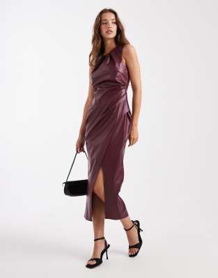 New Look - Gerafftes Midi-Wickelkleid aus Kunstleder in Burgunderrot